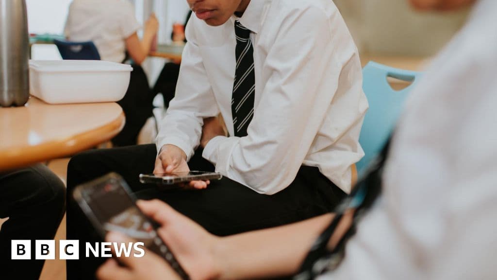 England Plans Legal Ban on Phones in Schools Nationwide